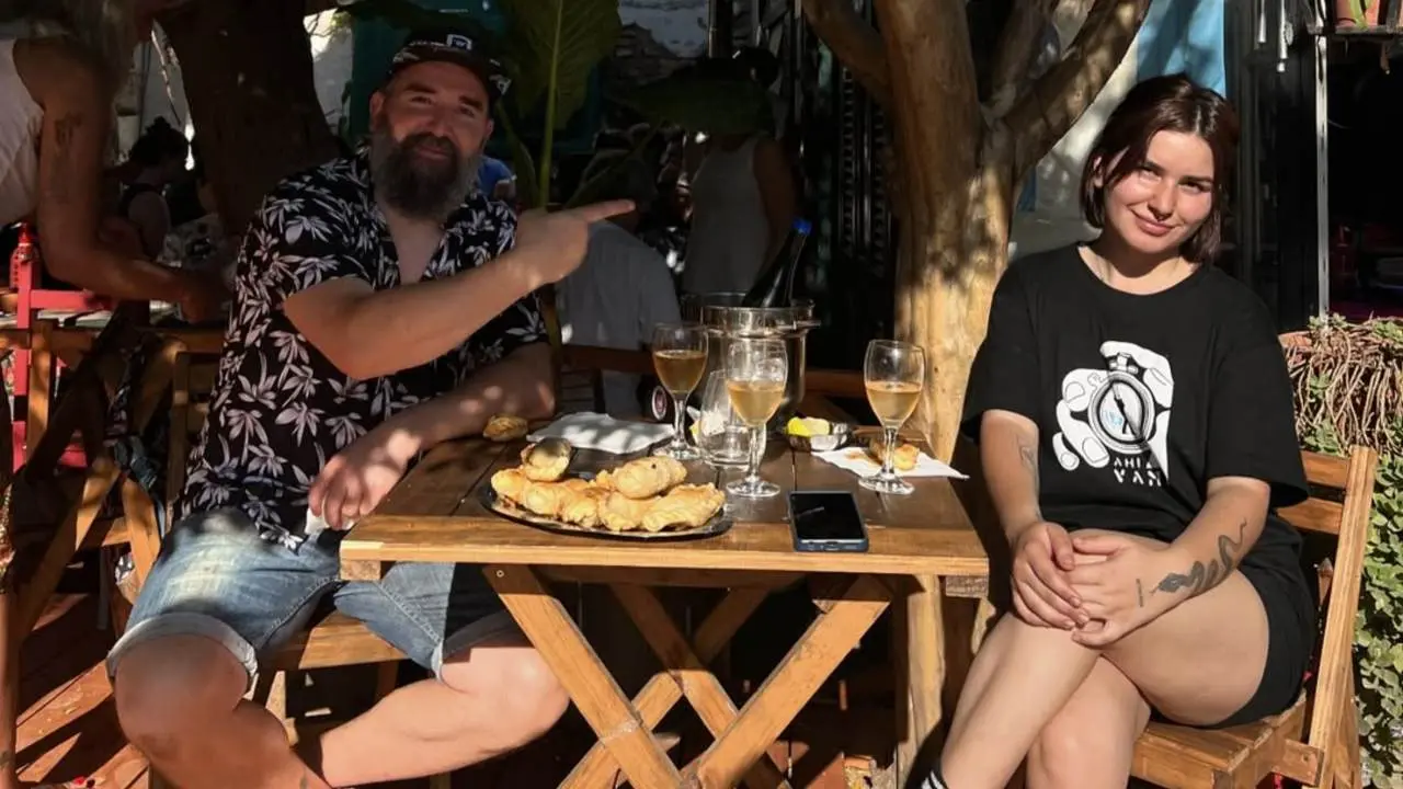 Cacho te recibe, Luciano te cocina y Malena se encarga de que necesites