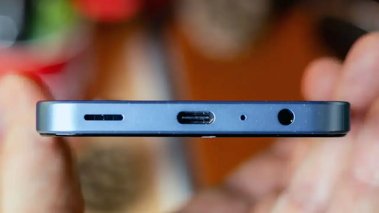 El Samsung Galaxy A25 5G tiene entrada para auriculares con conector Jack.