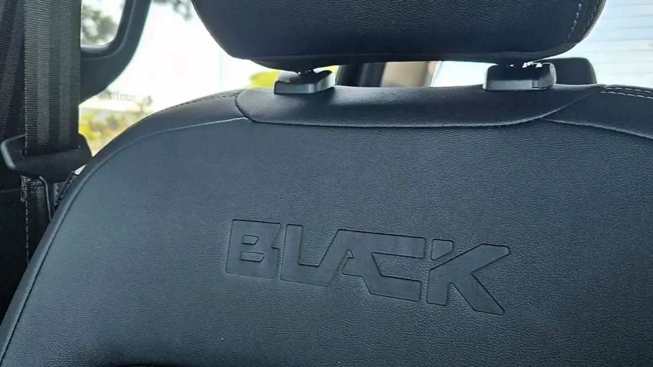 Los tapizados tienen el detalle Black, como el nombre de la camioneta.