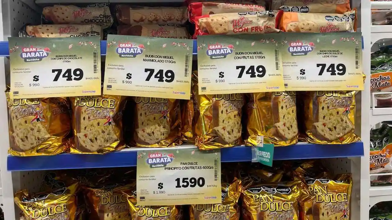 Cada góndola tiene un cartel que marca los productos con precio más bajos