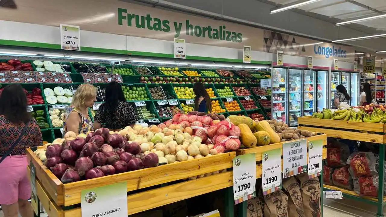 También ofrece ofertas en el sector de verdulería y frutería