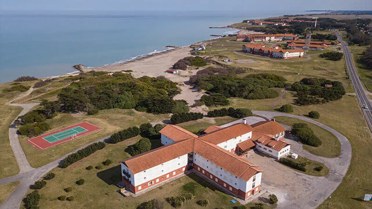 Motosierra al turismo social: acelera la propuesta libertaria para privatizar 16 hoteles y casi 70 casas