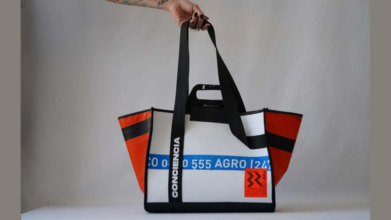 Utiliza más de un 95% de materiales reciclados y reutilizados a partir de silobolsas y polietileno 