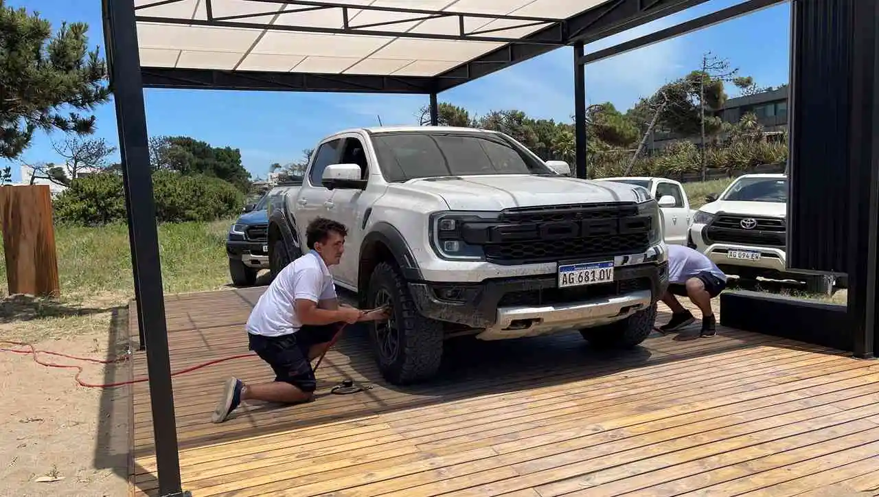 De regreso al stand, los asistentes de Ford inflan los neumáticos a los clientes.
