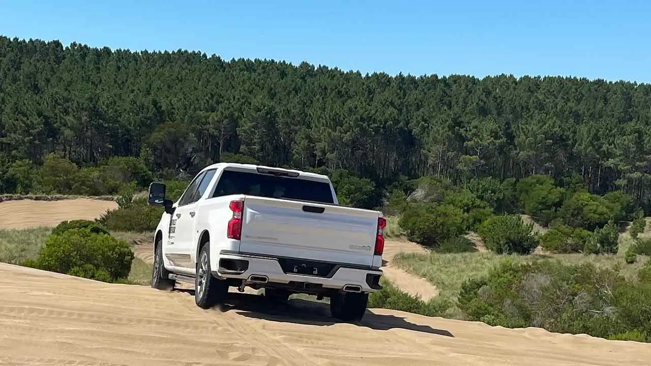 La nueva Silverado se ofrece en dos versiones en el país.