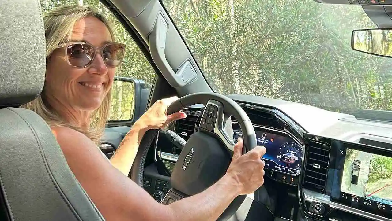 Al volante de la Silverado en la travesía Chevrolet.