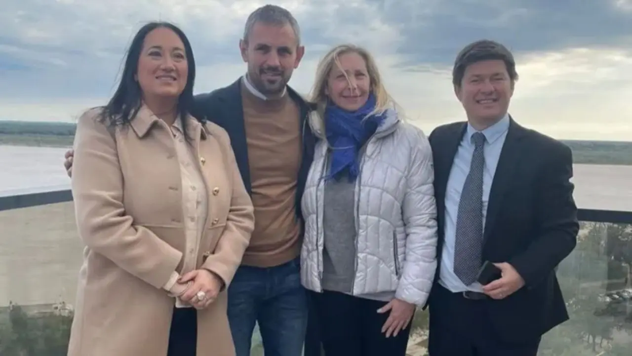 Laura Marcoré, junto a Martín Menem, Karina Milei y Javier Almirón