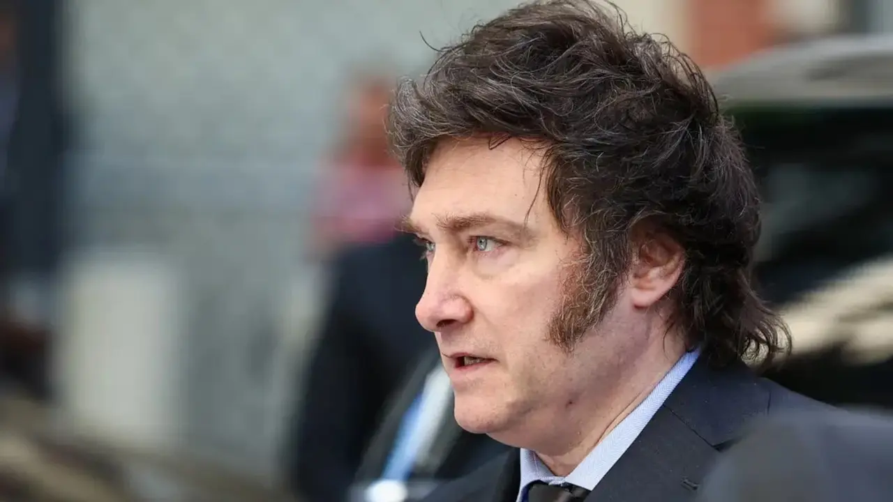 Milei no permitirá que Telecom compre Telefónica y estudia el caso de AT&T que terminó con el monopolio