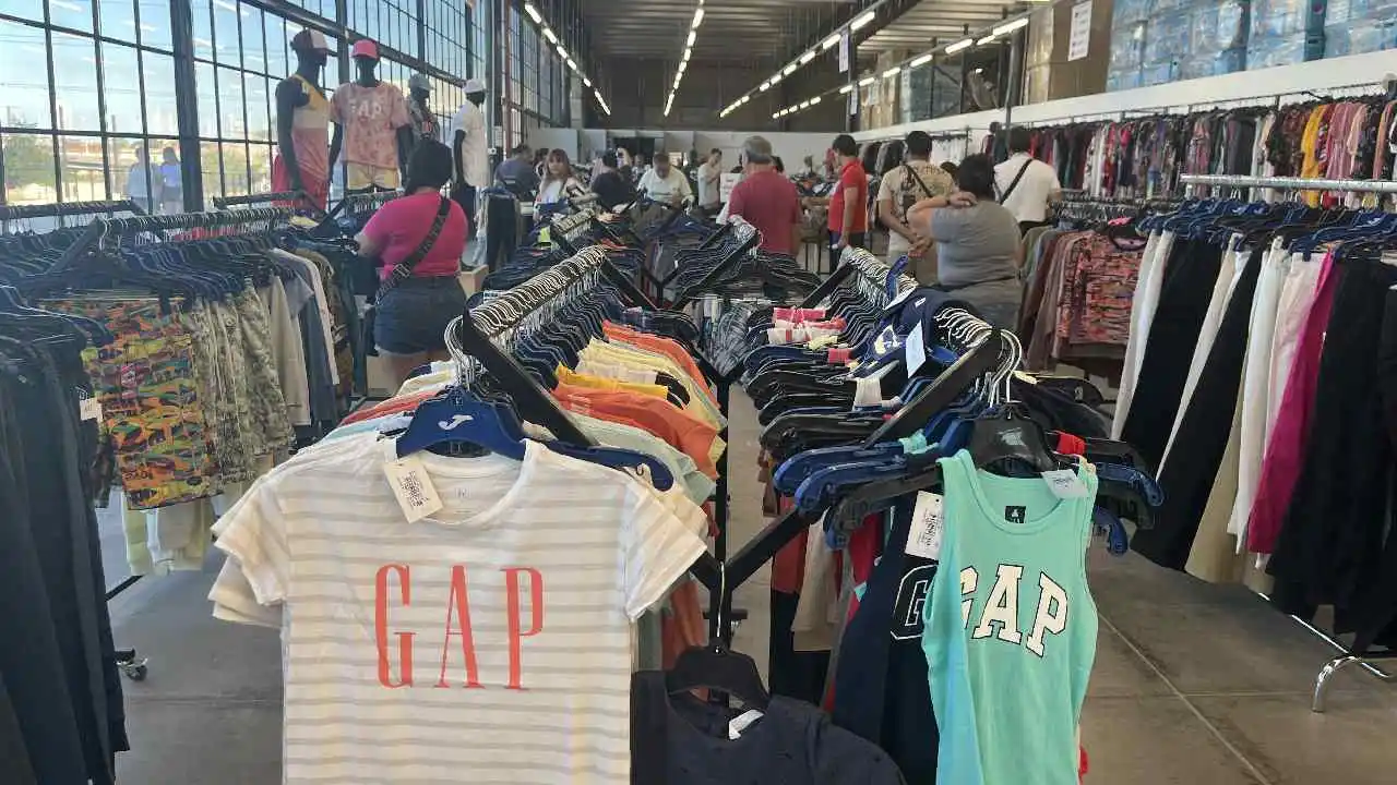 El outlet de ropa cuenta con prendas de marcas como GAP, H&M y Forever21, entre otras