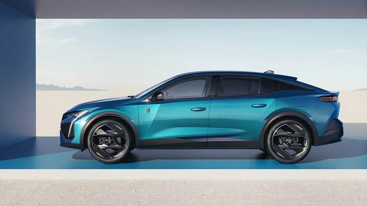 El auto 408 se destaca por sus grandes dimensiones.