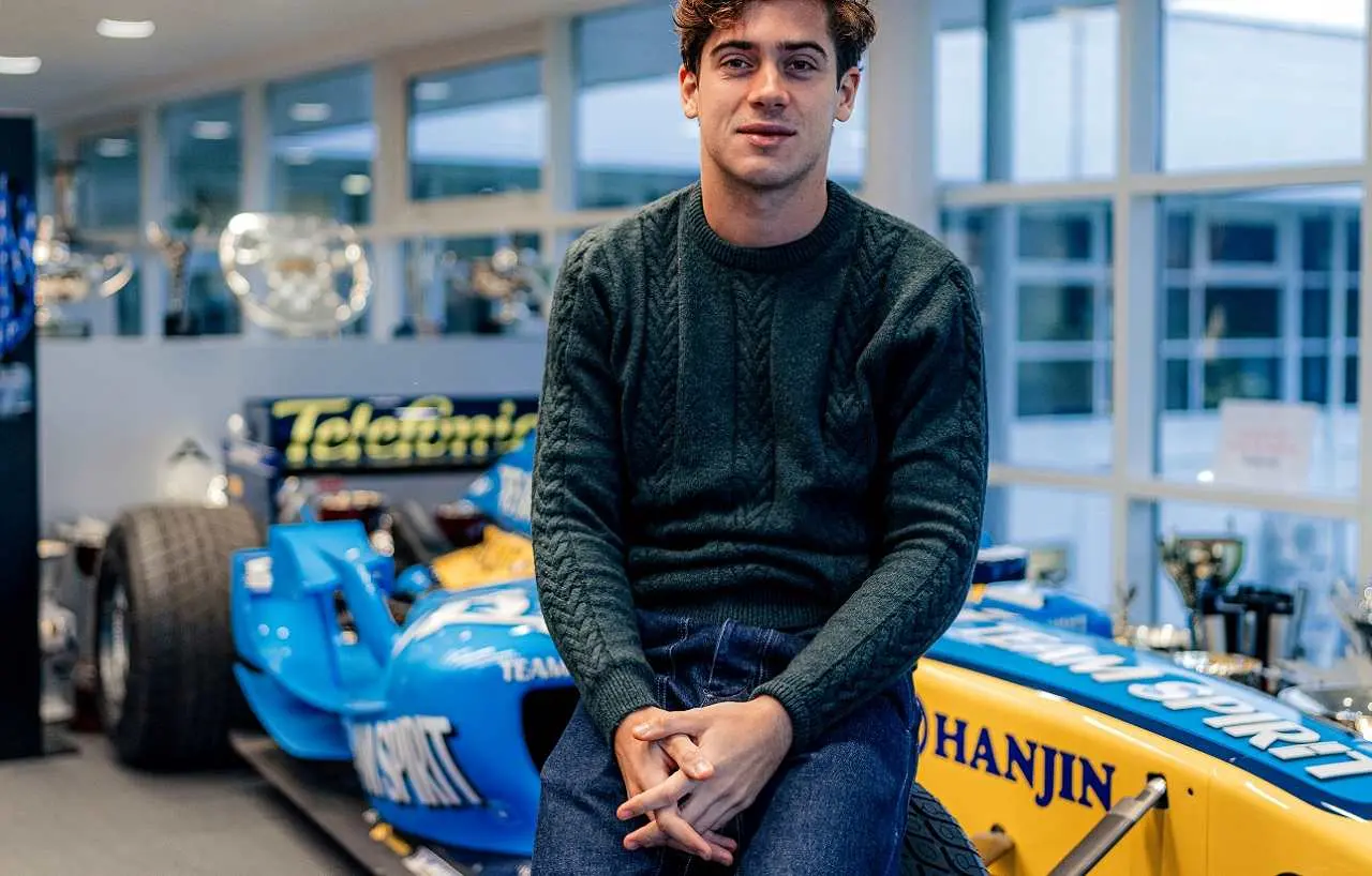 Franco Colapinto en la nueva sede de Alpine y Renault.
