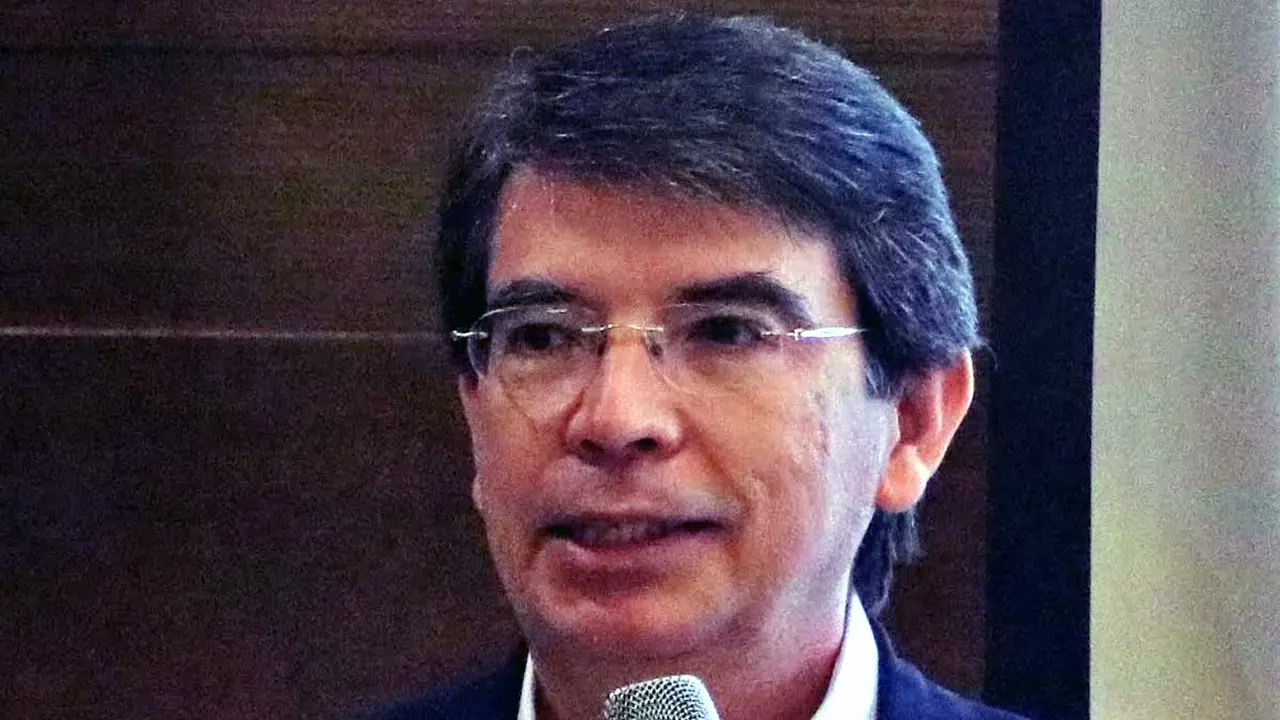 Carlos Paz Soldán.