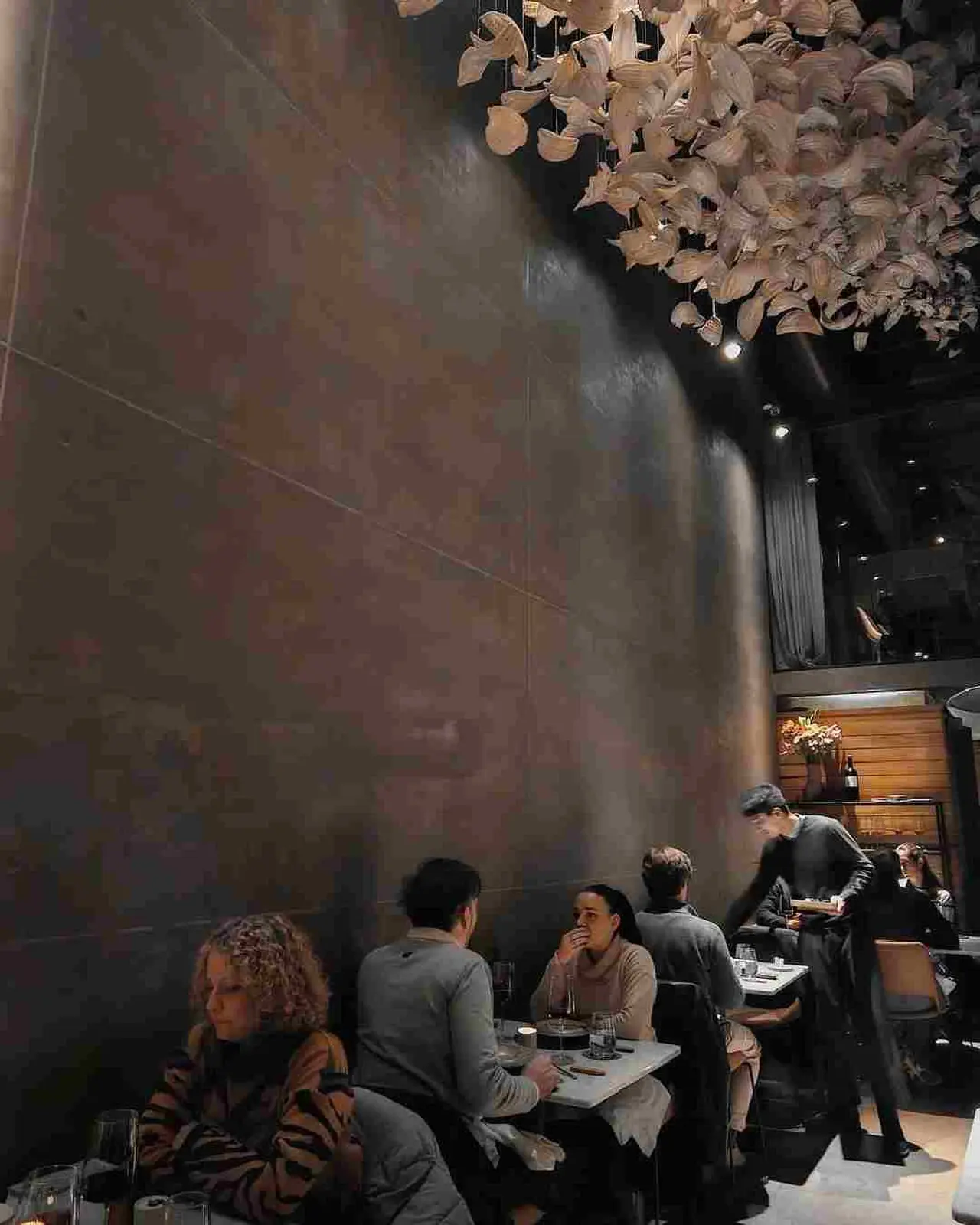El Papagayo ofrece un menú por pasos en un salón muy pequeño y acogedor. 
