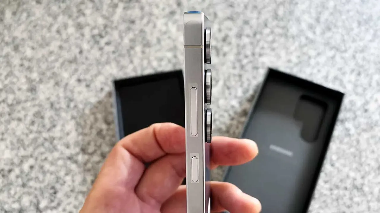 Samsung Galaxy S25 Ultra recién extraído de su caja original.