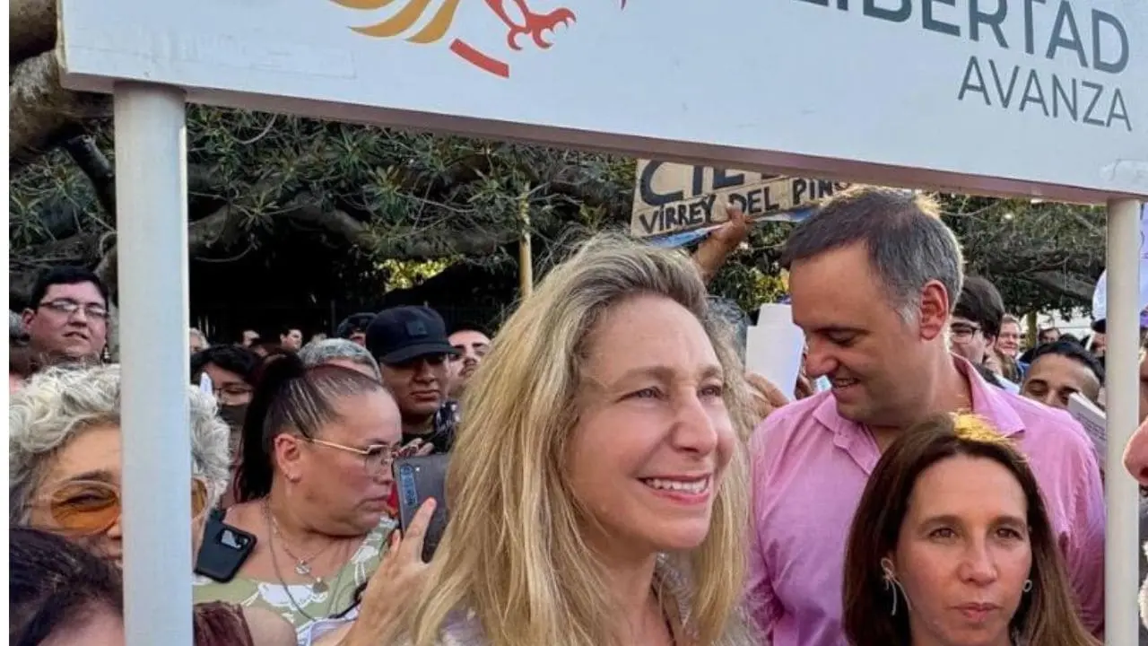 La secretaria general de la Presidencia, Karina Milei, junto al vocero Manuel Adorni
