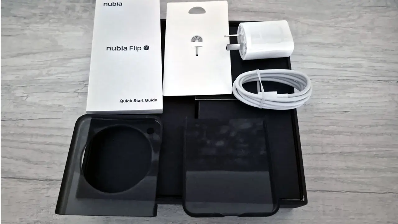 El Nubia Flip 5G incluye cargador, cable de datos y fundas protectoras.