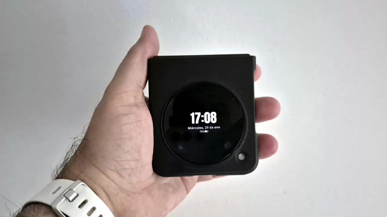 Nubia Flip 5G plegado.