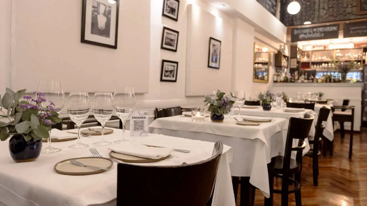 L'Atelier Bistro es un espacio discreto que evoca el encanto parisino.