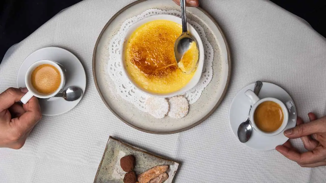 El infaltable crème brûlée con crocantes de masa sablé es uno de los postres destacados