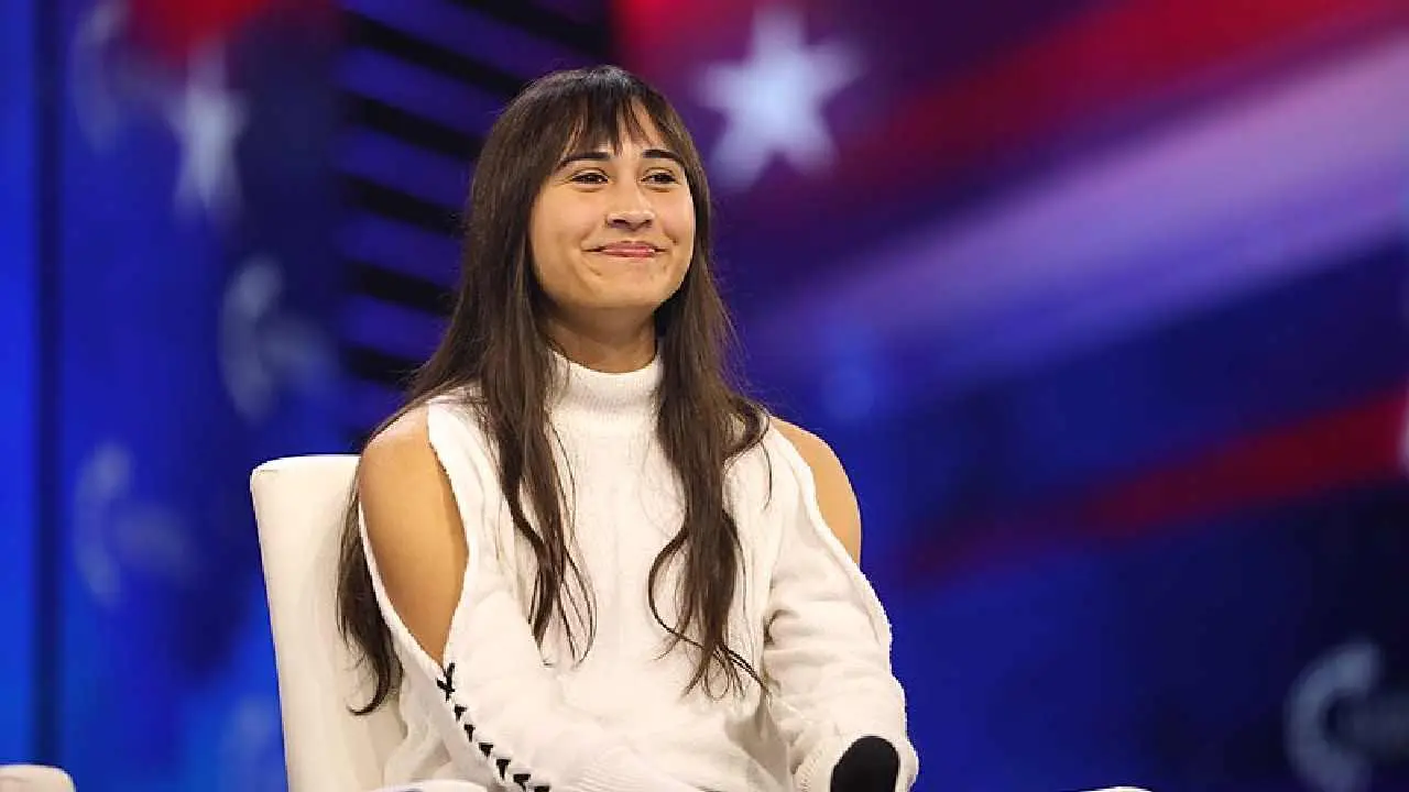 Chloe se convirtió en una activista que advierte sobre los riesgos de las intervenciones médicas