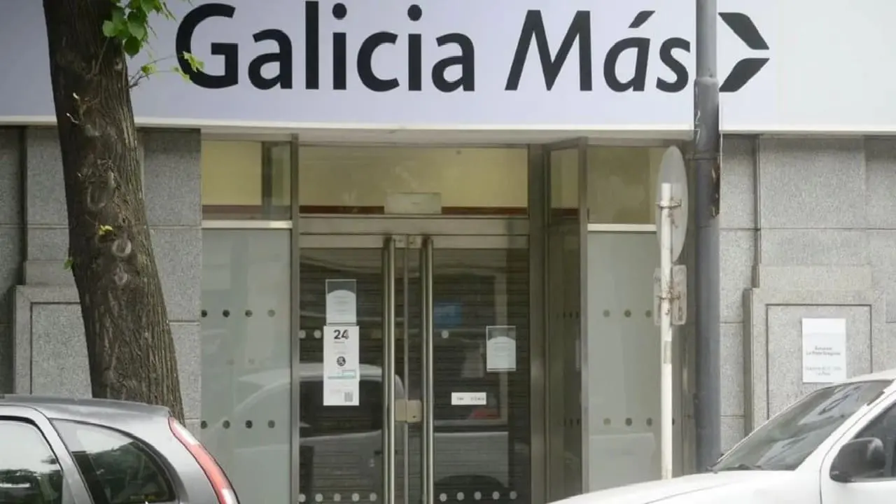 Sucursal del Banco Galicia, cartel gris con letras negras