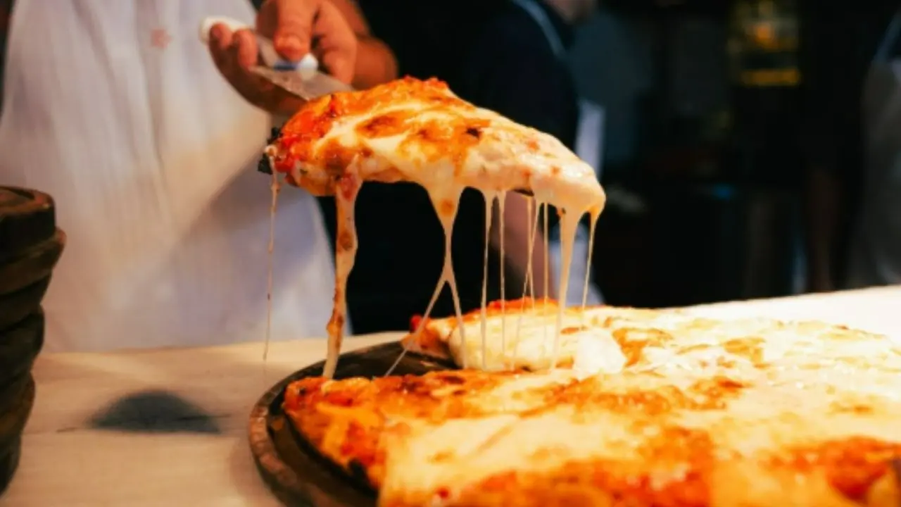 Llega la noche de la pizza y las empanadas, con descuentos de hasta el 50% y bebidas gratis