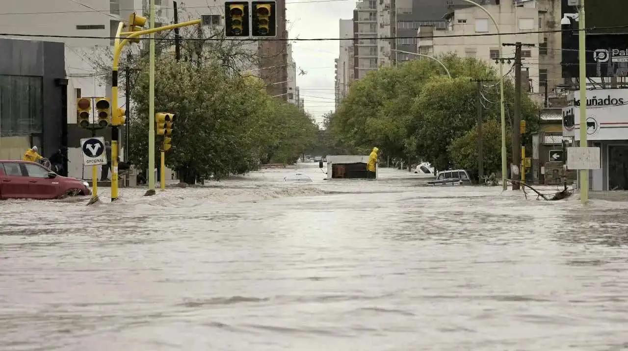 Ciento de personas intentan recuperarse de un temporal catastrófico.