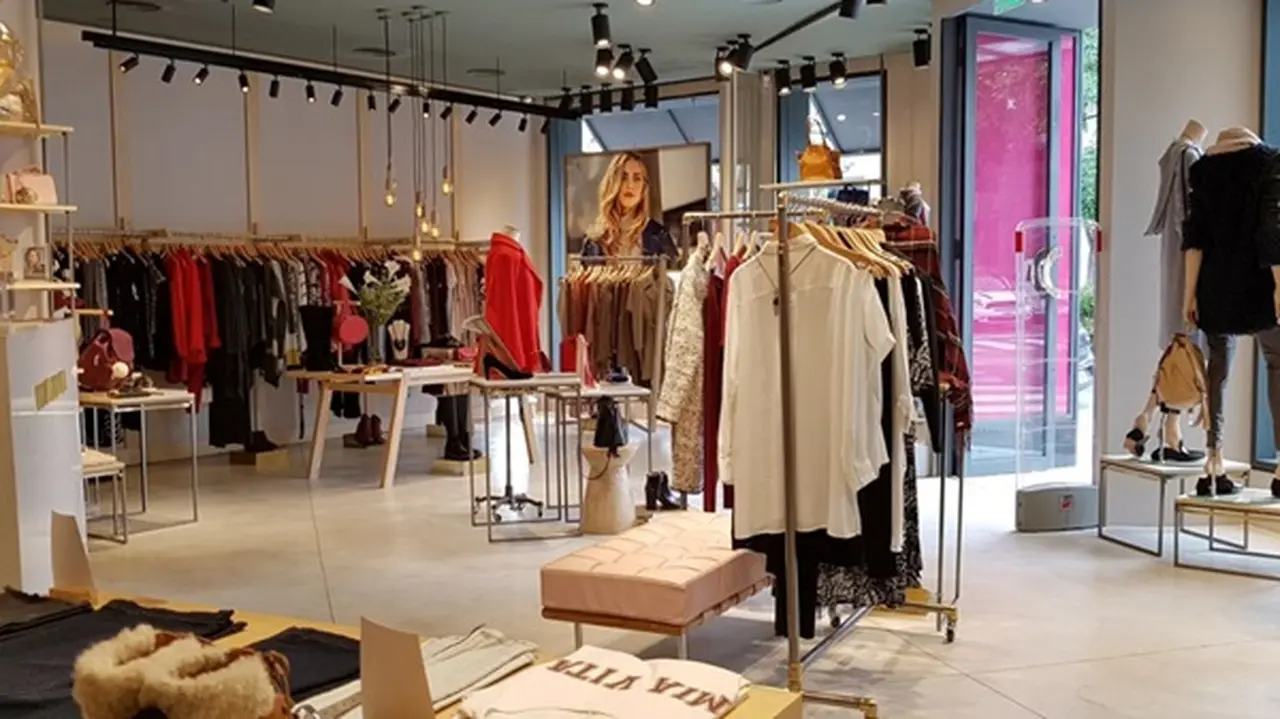 El Gobierno recortará los impuestos para importar ropa y calzado: cómo impacta en los precios