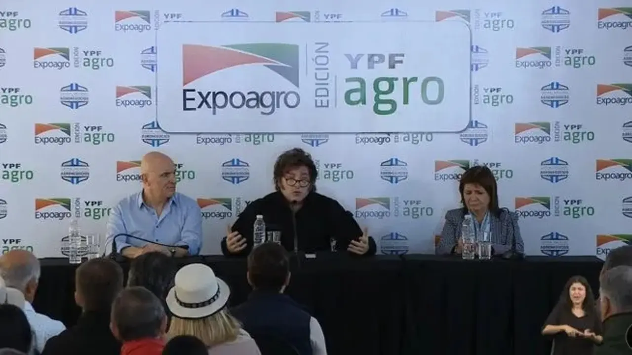 Rotundo apoyo de Milei a Bullrich: "Los buenos son los de azul y los hijos de puta que rompen autos son los malos"