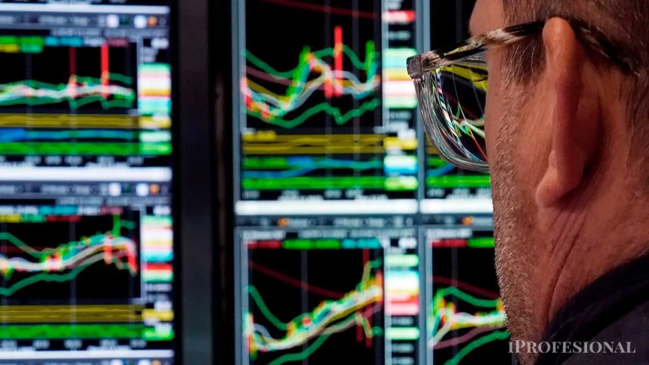 Un hombre mirando unas pantallas con datos del mercado
