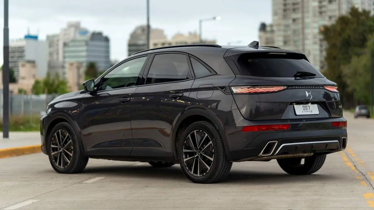 El nuevo DS 7 E-Tense se ofrece en una versión tope de gama.
