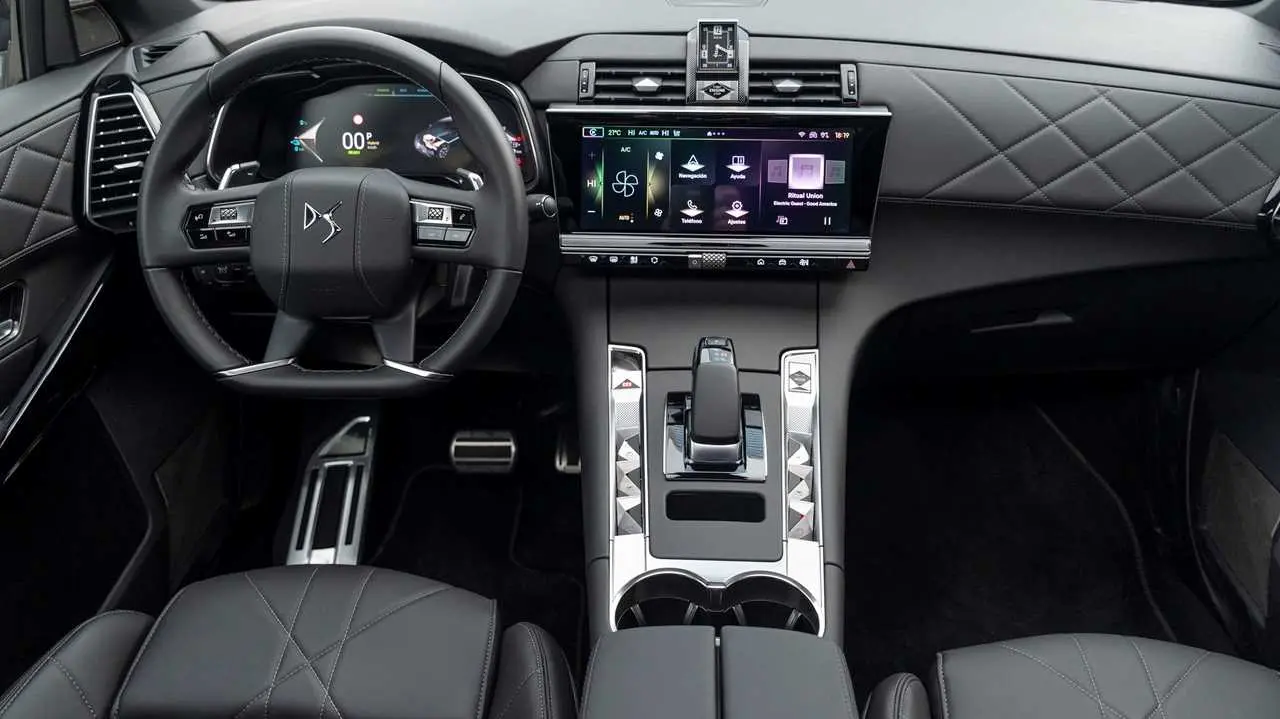Por dentro, el SUV tiene terminaciones en cuero y costuras especiales que resaltan algunos detalles.