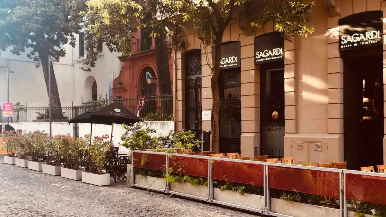 El deck con sus mesas invitan a disfrutar del aire libre y a su vez, les permite facturar un 10% más
