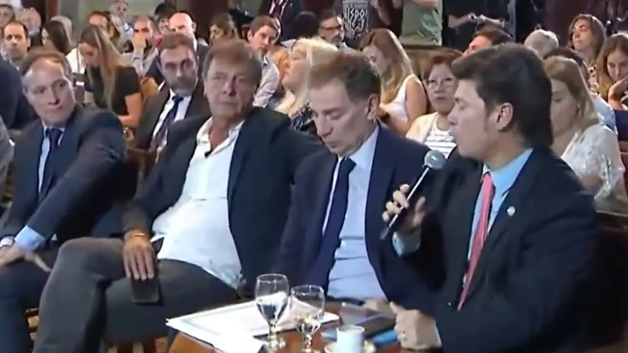 El insólito pedido de disculpas de un diputado: "¿Zago, querés que te dé un pico?"