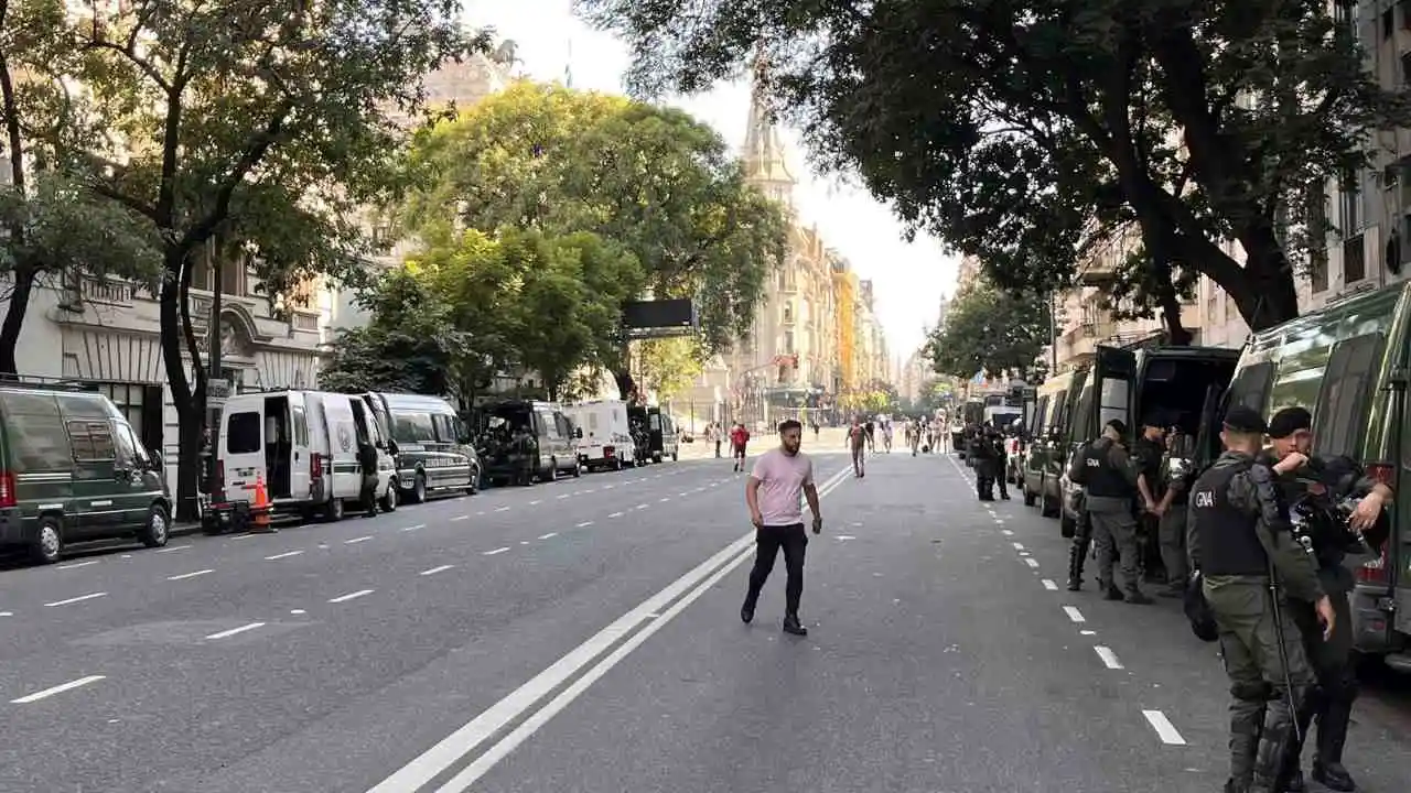 Polémica: Milei mandó a inspectores de ARCA a controlar micros y militantes que fueron a la marcha