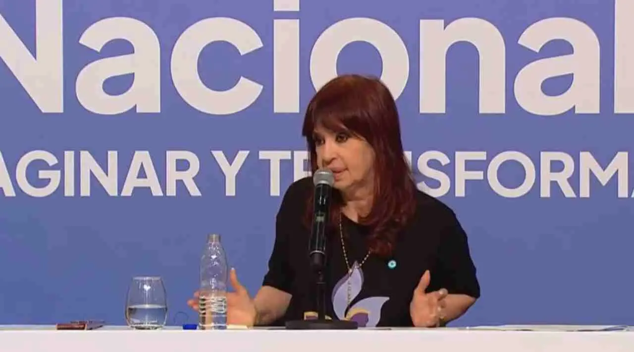 Cristina Kirchner apareció públicamente y acusó a los peronistas que le dieron "un cheque en blanco" a Milei