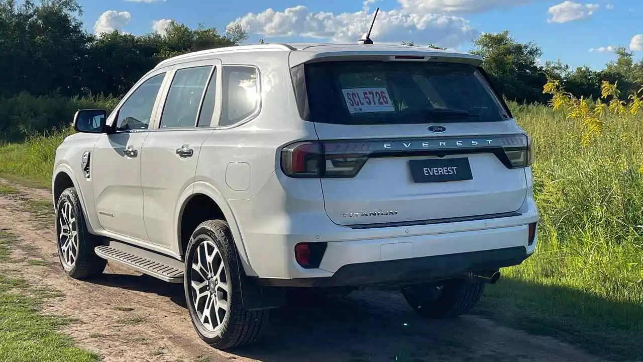 Con detalles en cromado, el SUV es más elegante que la pick up.