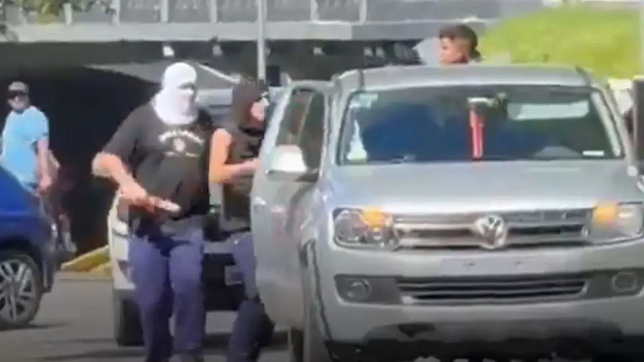 Barras bravas y sindicalistas se enfrentaron a los tiros en un hospital de Gonnet: hay seis heridos
