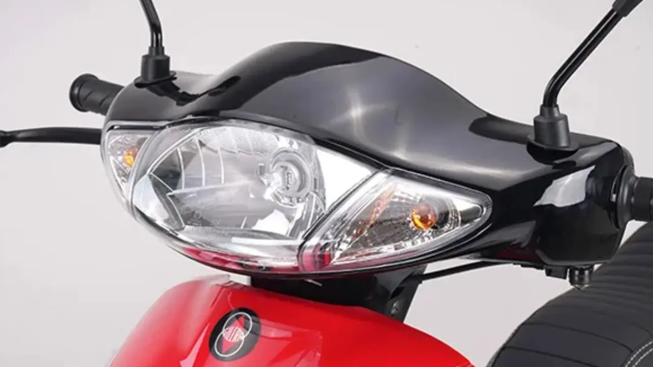 Moto gilera manubrio y frente. foto oficial.