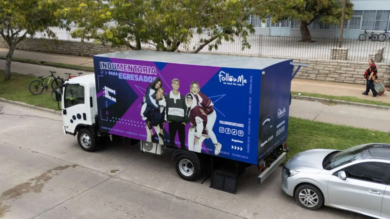  Follow Me,  la empresa especializada en fabricación y personalización de indumentaria de egresados, presentó el primer showroom móvil del país