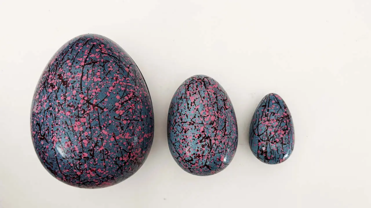 Los huevos Cherry Blossoms celebran los cerezos y se suman dos mini versiones, con y sin relleno.