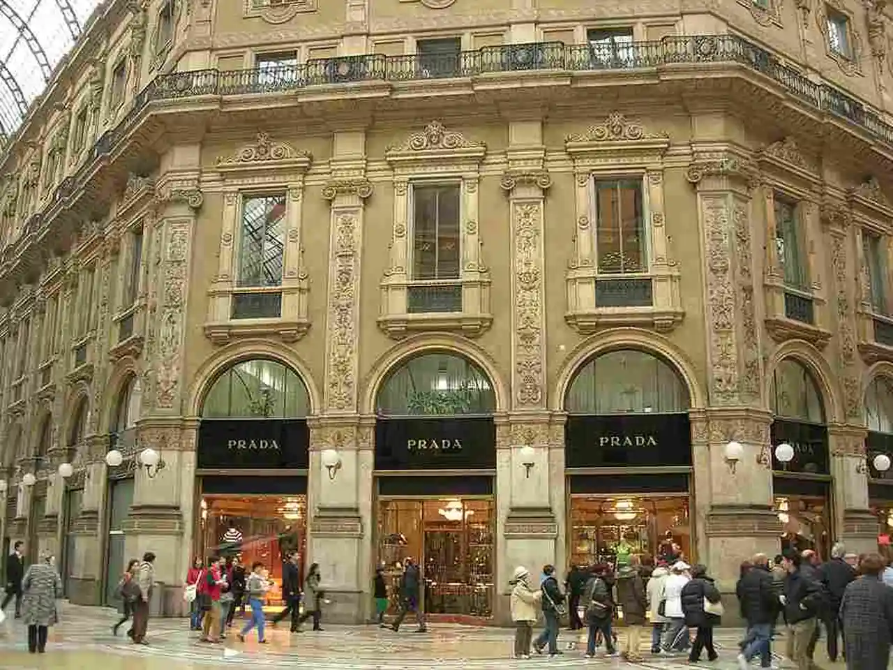 Prada compra Versace por 1.250 millones de euros y crea un gigante del lujo italiano