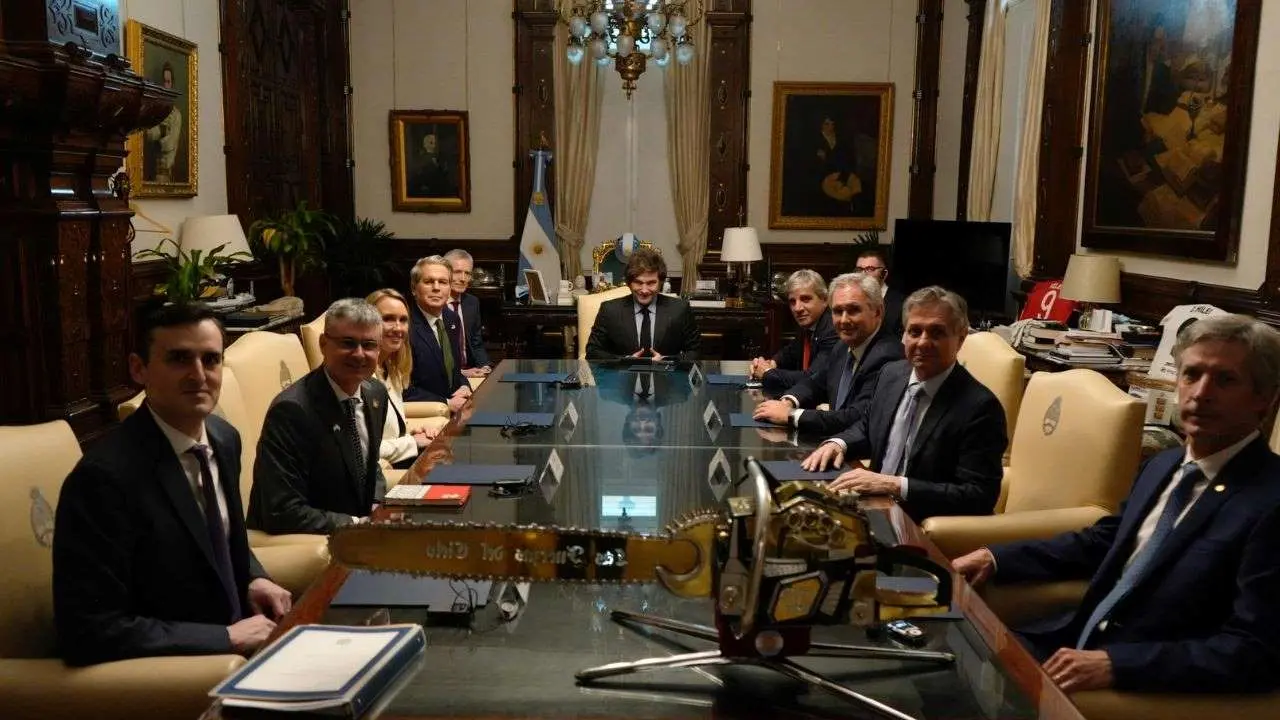 La imagen de la reunión del secretario del Tesoro de EE.UU. con Javier Milei y su equipo económico