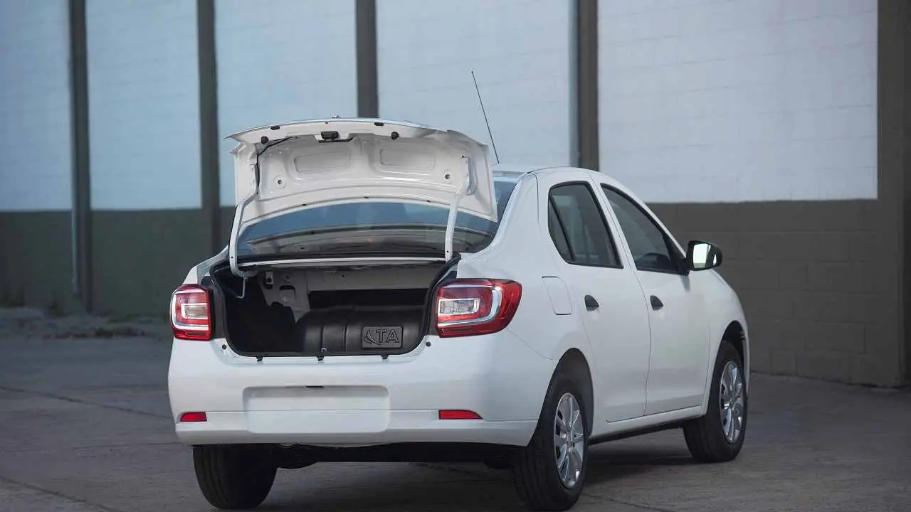 El Renault Logan es un auto práctico para usar como vehículo de transporte de pasajeros.