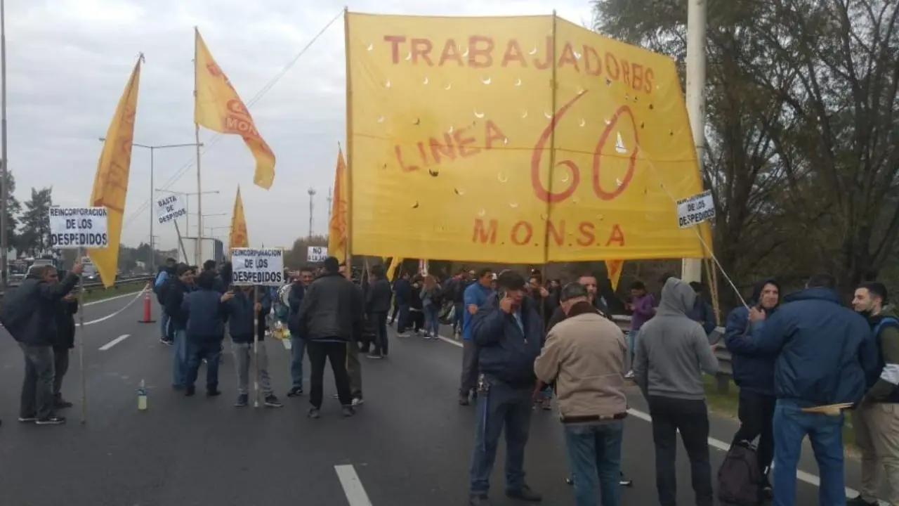 Choferes de la línea 60 protestaron pidiendo un fuerte aumento del sueldo básico