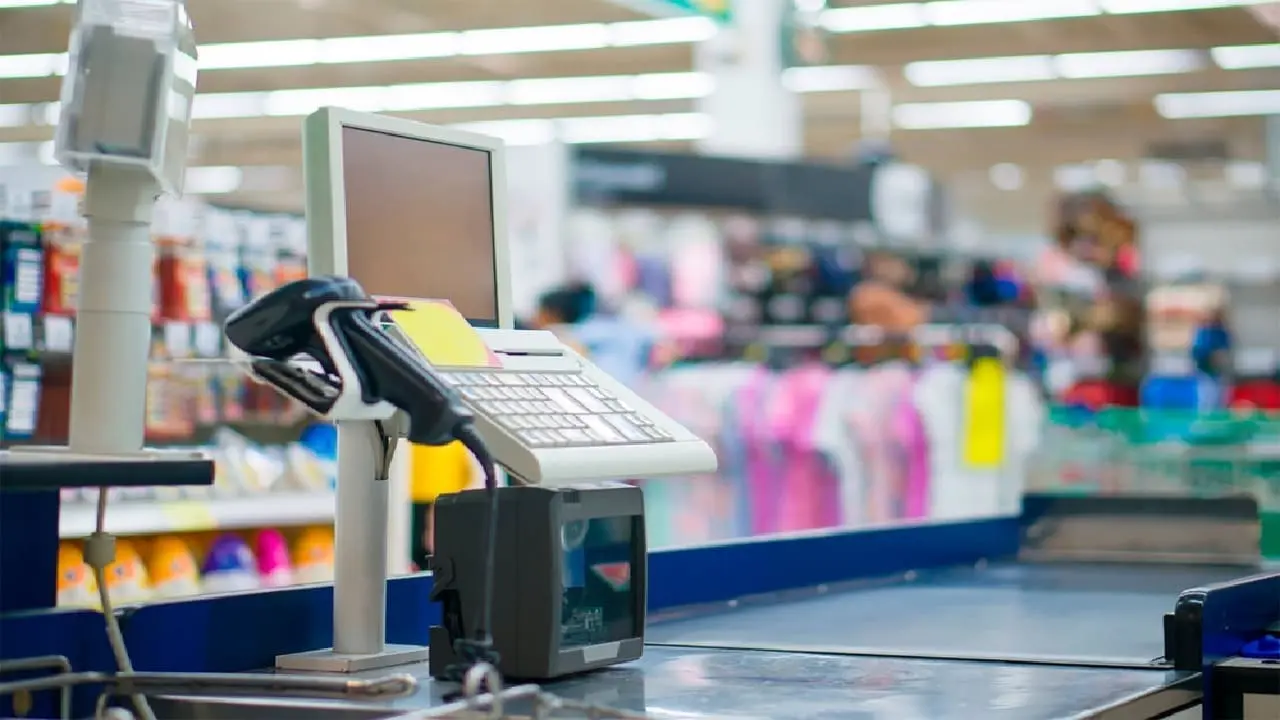 Estaban de compras, cayó un cartel y lastimó a su hijo: la Justicia condenó a conocido supermercado a pagar esta suma