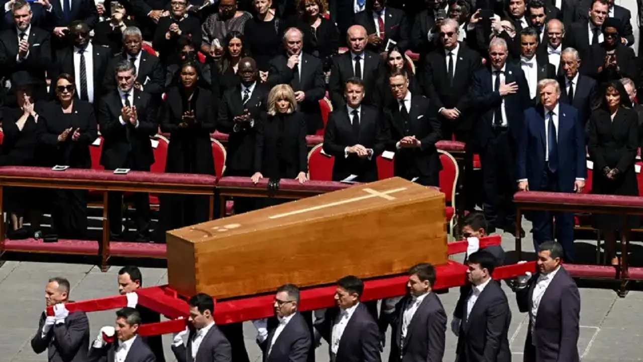 Los portadores del féretro entraron en una sección de la iglesia alejada de la vista del público.