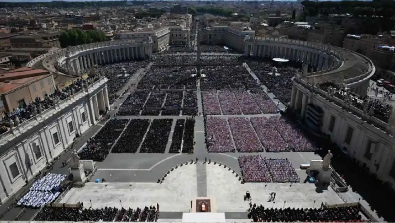 Miles de personas despiden al Papa.