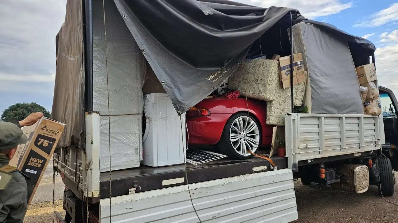 El BMW que ingresó de manera ilegal al país estaba escondido en medio de un camión de mudanza