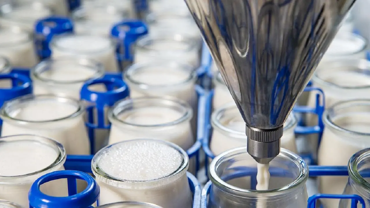 Gigante lácteo adeuda más de un mes de sueldo a 700 empleados, no tiene materia prima y debe millones